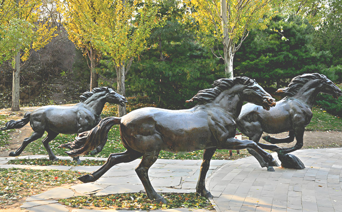 廣場(chǎng)銅馬雕塑——駿馬奔騰 ，鑄就永恒