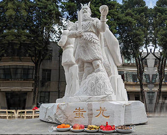 云南石雕黃帝、炎帝、蚩尤雕塑安裝效果展示